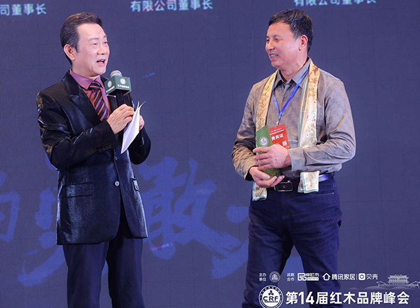 逐光前行，滿載榮耀 | 喜迎紅紅木接受央視主持人采訪